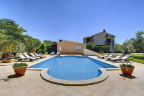 Attraktive Ferienwohnung mit großem Pool, Klimaanlage, WLAN, BBQ und nur 700 Meter bis zum Sandstrand